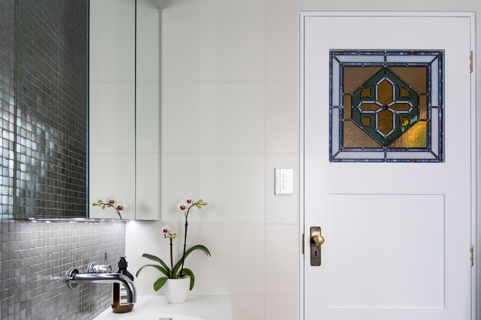 Kleines Nordisches Badezimmer mit Wandwaschbecken, Mineralwerkstoff-Waschtisch, offener Dusche, Toilette mit Aufsatzspülkasten, grauen Fliesen, Mosaikfliesen, weißer Wandfarbe und Porzellan-Bodenfliesen in Brisbane