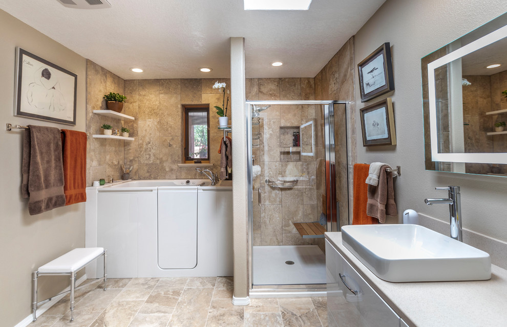 Стильный дизайн: большая главная ванная комната в стиле модернизм с плоскими фасадами, белыми фасадами, угловой ванной, угловым душем, унитазом-моноблоком, бежевой плиткой, керамической плиткой, бежевыми стенами, полом из керамической плитки, настольной раковиной, столешницей из искусственного кварца, бежевым полом, душем с распашными дверями и бежевой столешницей - последний тренд