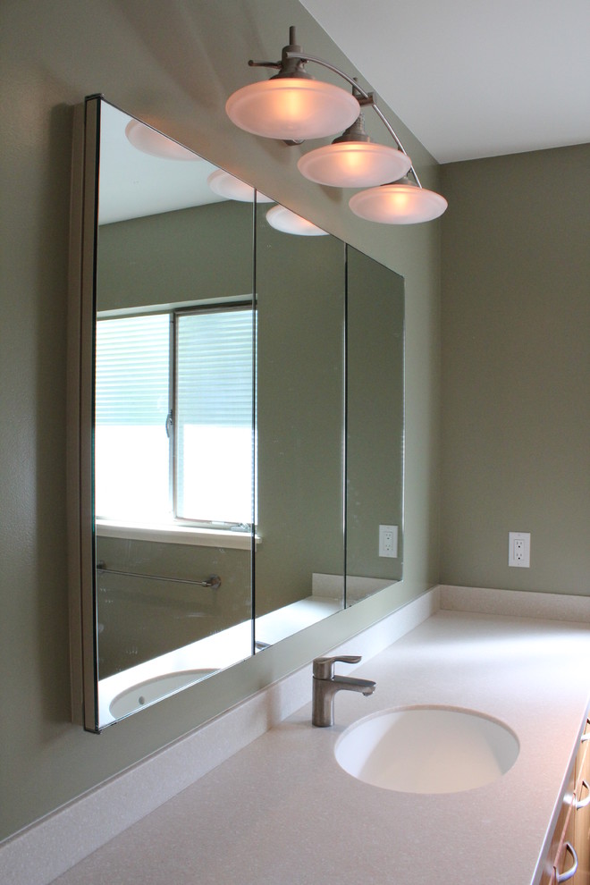 Ispirazione per una stanza da bagno padronale minimalista di medie dimensioni con lavabo integrato, ante lisce, ante in legno scuro, top in superficie solida, vasca ad alcova, vasca/doccia e pareti verdi
