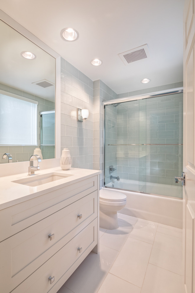 Idéer för mellanstora funkis en-suite badrum, med skåp i shakerstil, vita skåp, en öppen dusch, en toalettstol med hel cisternkåpa, vit kakel, glaskakel, grå väggar, laminatgolv, ett undermonterad handfat, bänkskiva i kvarts, grått golv och med dusch som är öppen