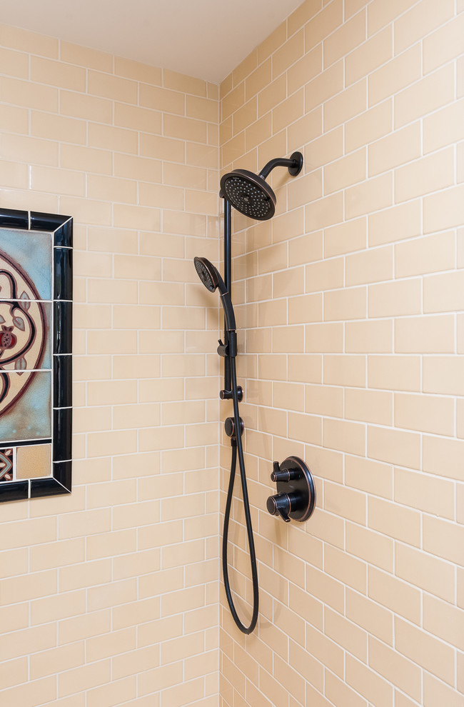 Exemple d'une douche en alcôve principale chic en bois brun de taille moyenne avec un placard en trompe-l'oeil, WC séparés, un carrelage jaune, des carreaux de céramique, un mur bleu, un sol en carrelage de porcelaine, un lavabo encastré et un plan de toilette en granite.
