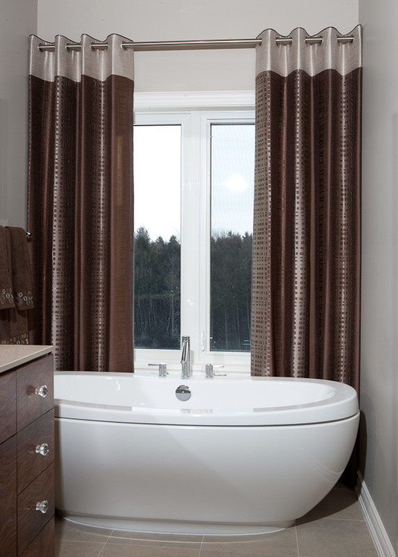Esempio di una stanza da bagno padronale minimal di medie dimensioni con ante lisce, ante in legno bruno e vasca freestanding
