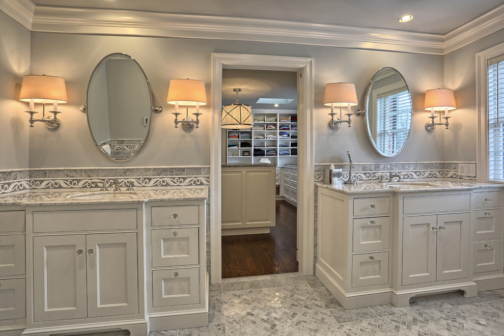 Idéer för att renovera ett stort vintage en-suite badrum, med skåp i shakerstil, vita skåp, ett undermonterat badkar, en öppen dusch, vit kakel, stenkakel, grå väggar, marmorgolv, ett undermonterad handfat och marmorbänkskiva