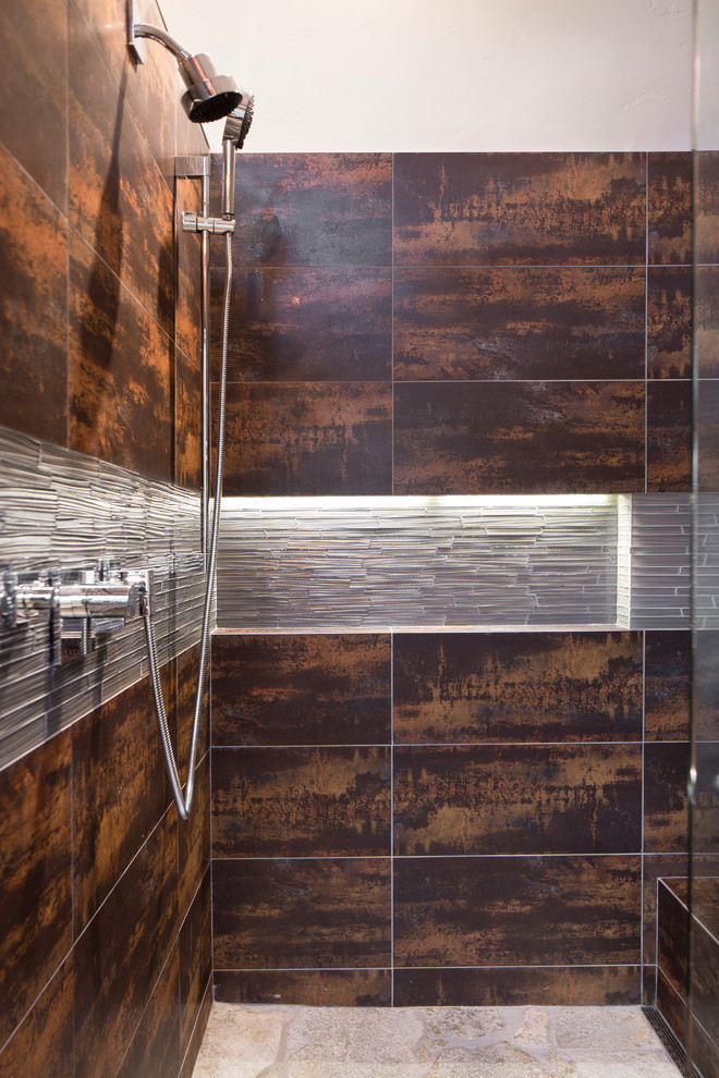 Esempio di una grande stanza da bagno padronale contemporanea con doccia aperta, piastrelle marroni, pareti bianche, ante lisce, ante in legno bruno, piastrelle in pietra, lavabo a bacinella e top in legno