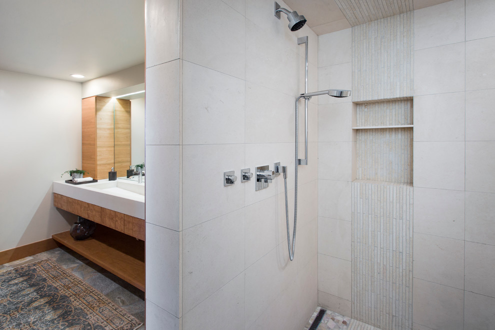 Источник вдохновения для домашнего уюта: большая главная ванная комната в современном стиле с плоскими фасадами, фасадами цвета дерева среднего тона, открытым душем, белой плиткой, белыми стенами и раковиной с несколькими смесителями