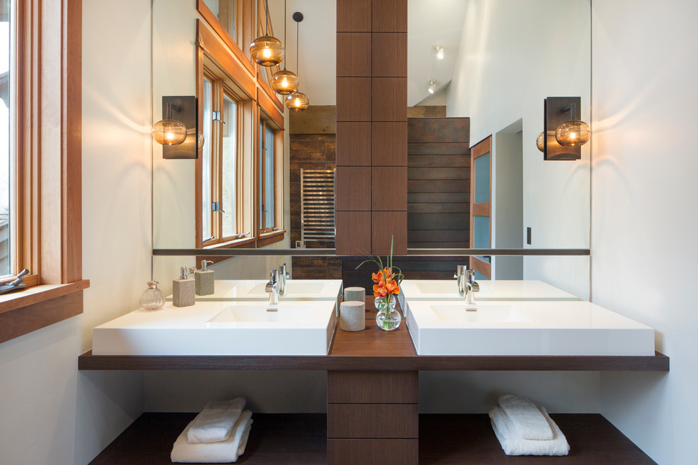 На фото: большая главная ванная комната в современном стиле с открытыми фасадами, темными деревянными фасадами, белыми стенами, настольной раковиной, столешницей из дерева, открытым душем, коричневой столешницей и зеркалом с подсветкой с