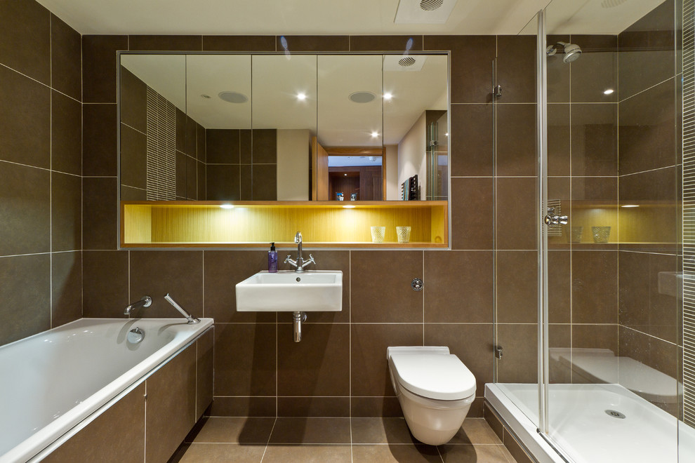 Cette image montre une salle de bain design avec un lavabo suspendu et WC suspendus.