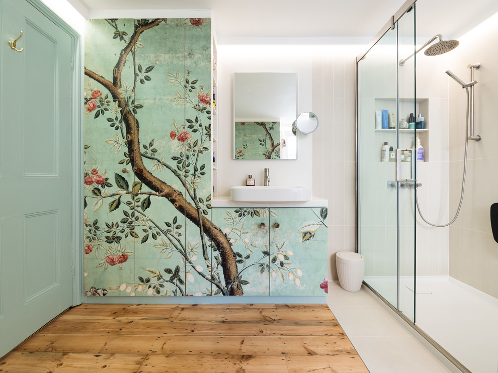 Mittelgroßes Asiatisches Badezimmer mit flächenbündigen Schrankfronten, weißer Wandfarbe, hellem Holzboden, Aufsatzwaschbecken, Schiebetür-Duschabtrennung, grauen Fliesen und weißer Waschtischplatte in London
