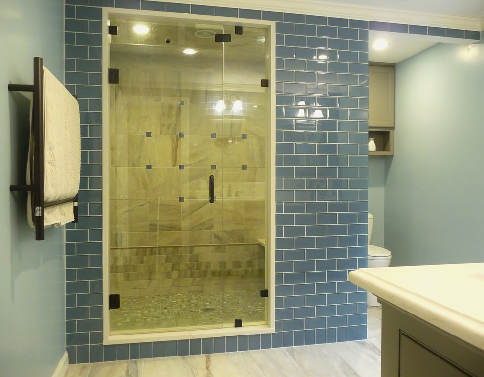 Esempio di una stanza da bagno padronale stile americano di medie dimensioni con lavabo sottopiano, consolle stile comò, ante grigie, top in quarzo composito, doccia doppia, WC a due pezzi, piastrelle blu, piastrelle di vetro, pareti blu e pavimento in gres porcellanato