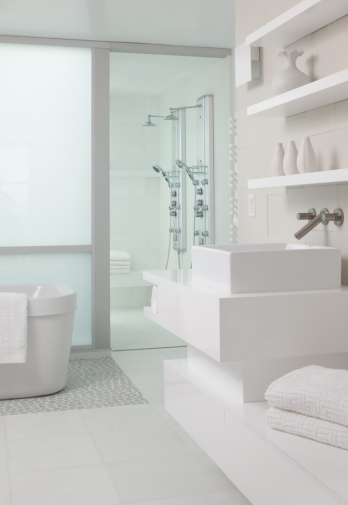 Ejemplo de cuarto de baño rectangular minimalista con baldosas y/o azulejos de piedra, suelo de baldosas tipo guijarro y suelo blanco