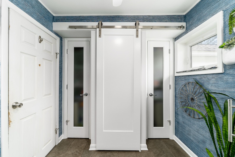 Idéer för stora vintage blått en-suite badrum, med släta luckor, vita skåp, en hörndusch, gul kakel, blå väggar, bänkskiva i kvartsit och brunt golv