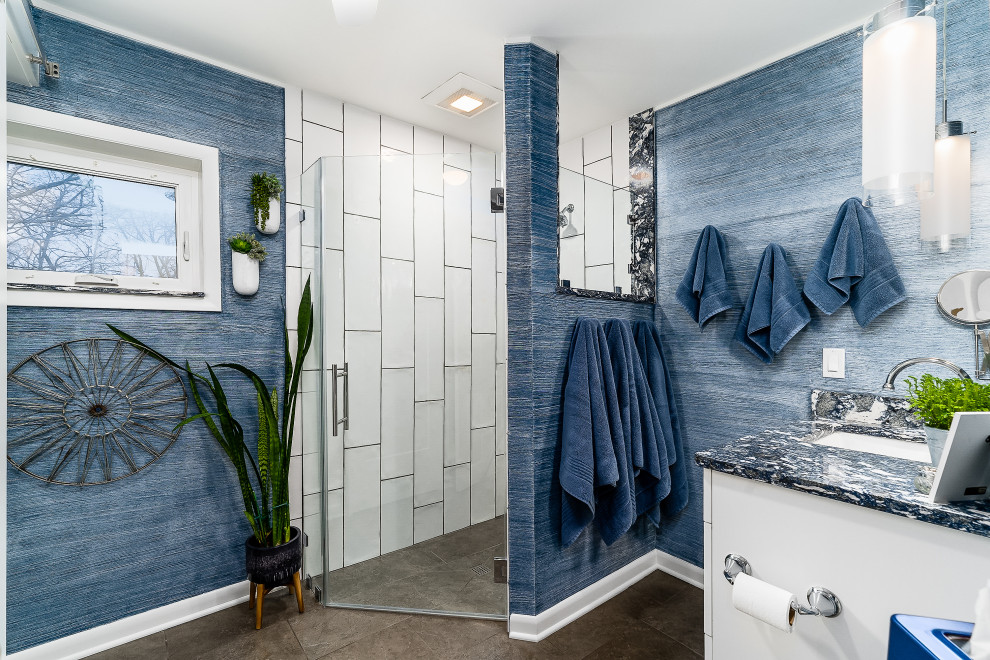 На фото: большая главная ванная комната в классическом стиле с плоскими фасадами, белыми фасадами, угловым душем, желтой плиткой, синими стенами, столешницей из кварцита, коричневым полом и синей столешницей