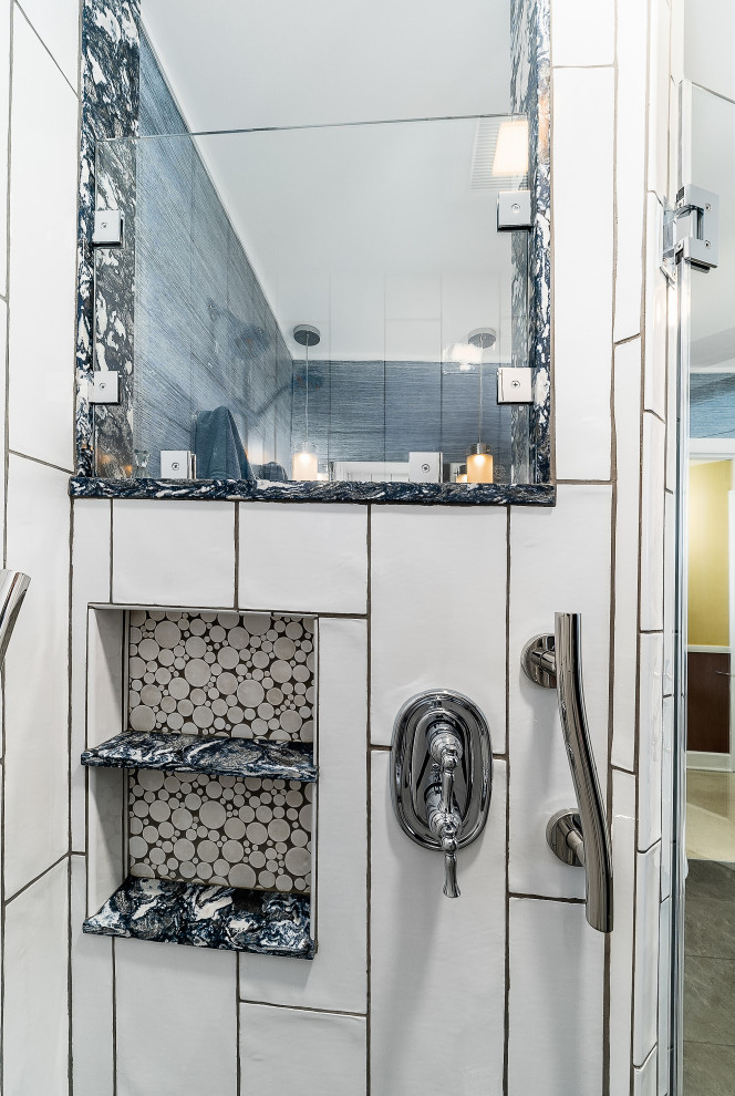 コロンバスにある高級な広いトラディショナルスタイルのおしゃれなマスターバスルーム (フラットパネル扉のキャビネット、白いキャビネット、コーナー設置型シャワー、黄色いタイル、青い壁、珪岩の洗面台、茶色い床、青い洗面カウンター) の写真