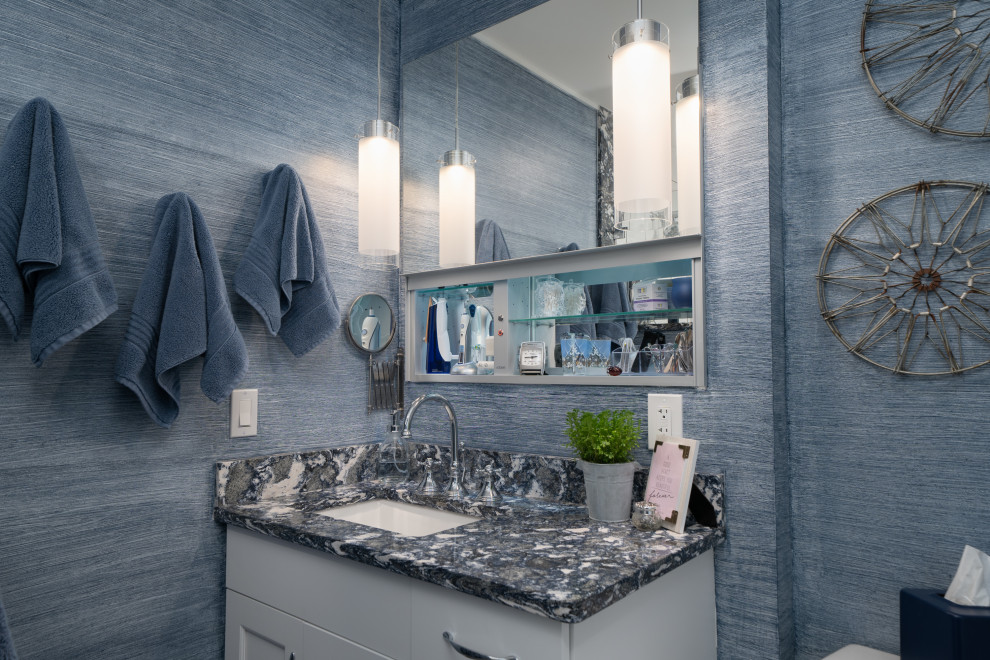 Идея дизайна: большая главная ванная комната в классическом стиле с плоскими фасадами, белыми фасадами, угловым душем, желтой плиткой, синими стенами, столешницей из кварцита, коричневым полом и синей столешницей