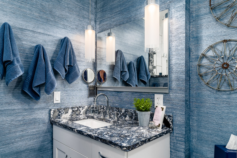 На фото: большая главная ванная комната в классическом стиле с плоскими фасадами, белыми фасадами, угловым душем, желтой плиткой, синими стенами, столешницей из кварцита, коричневым полом и синей столешницей