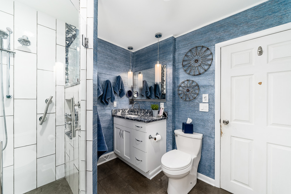 Modelo de cuarto de baño principal tradicional grande con armarios con paneles lisos, puertas de armario blancas, ducha esquinera, baldosas y/o azulejos amarillos, paredes azules, encimera de cuarcita, suelo marrón y encimeras azules