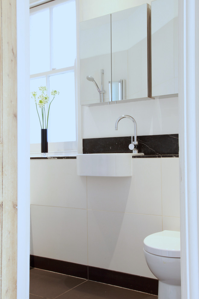 Exempel på ett litet modernt badrum för barn, med ett integrerad handfat, luckor med glaspanel, vita skåp, träbänkskiva, ett platsbyggt badkar, en öppen dusch, en vägghängd toalettstol, vit kakel, keramikplattor, vita väggar och klinkergolv i keramik