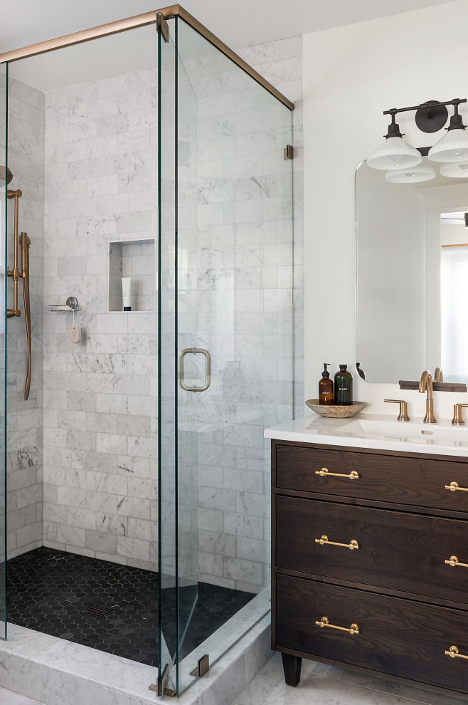 Esempio di una piccola stanza da bagno padronale stile americano con ante lisce, ante in legno bruno e top in quarzo composito