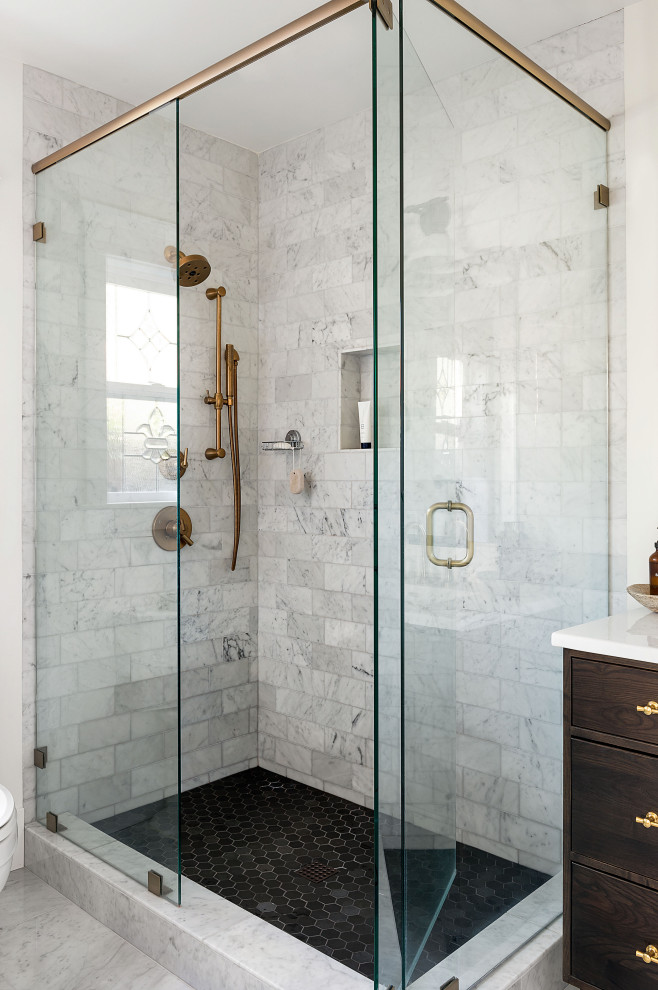 Foto di una piccola stanza da bagno padronale stile americano con ante lisce, ante in legno bruno e top in quarzo composito