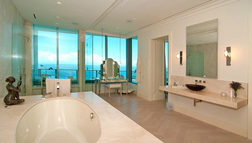 Inredning av ett modernt stort en-suite badrum, med marmorbänkskiva, ett undermonterat badkar, en öppen dusch, beige kakel, stenkakel och vita väggar