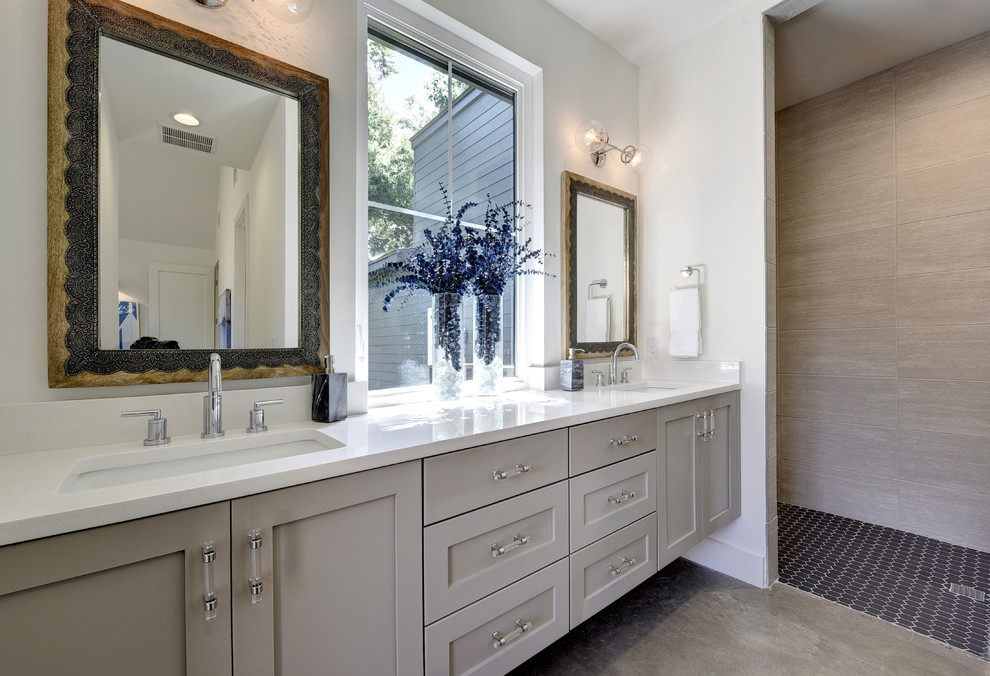 Ejemplo de cuarto de baño principal moderno de tamaño medio con armarios estilo shaker, puertas de armario grises, paredes blancas, suelo de cemento y encimera de acrílico