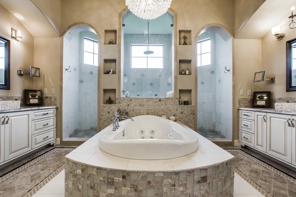 Idéer för att renovera ett mycket stort vintage en-suite badrum, med ett fristående handfat, möbel-liknande, vita skåp, granitbänkskiva, ett platsbyggt badkar, en öppen dusch, en toalettstol med separat cisternkåpa, beige kakel, mosaik och marmorgolv