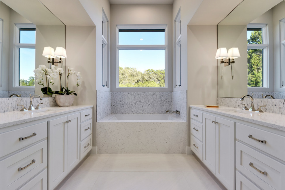 Стильный дизайн: ванная комната в стиле неоклассика (современная классика) с фасадами в стиле шейкер, белыми фасадами, белыми стенами, врезной раковиной, белым полом, белой столешницей, тумбой под две раковины и встроенной тумбой - последний тренд