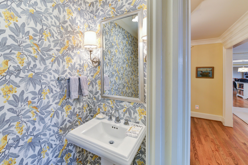 Inspiration för ett mellanstort vintage badrum med dusch, med ett piedestal handfat, en toalettstol med separat cisternkåpa, blå väggar och mellanmörkt trägolv