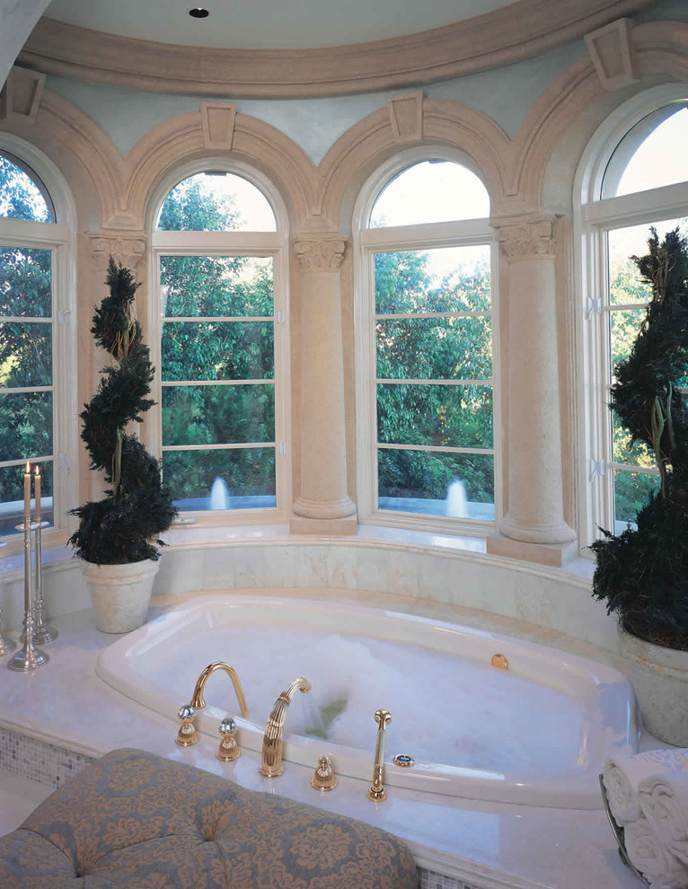 Idee per una grande stanza da bagno padronale mediterranea con vasca idromassaggio, pareti blu e pavimento con piastrelle a mosaico