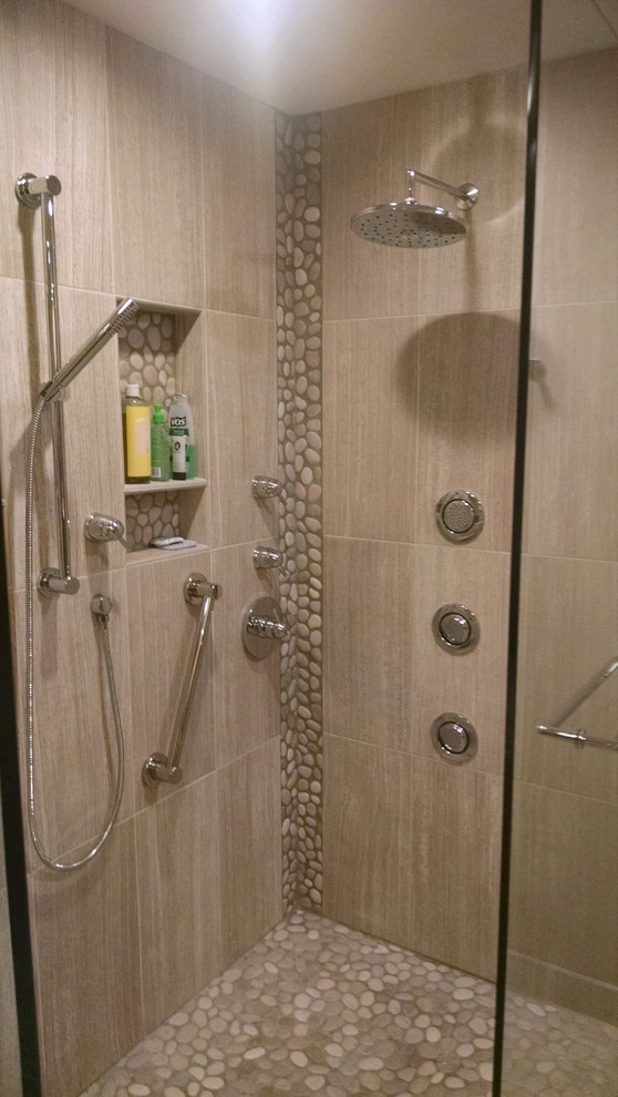 Inredning av ett klassiskt mellanstort badrum med dusch, med en dusch i en alkov, beige kakel, kakel i småsten, beige väggar och klinkergolv i keramik