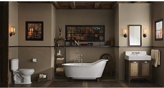 Foto på ett vintage badrum, med ett fristående badkar, en toalettstol med separat cisternkåpa och ett väggmonterat handfat