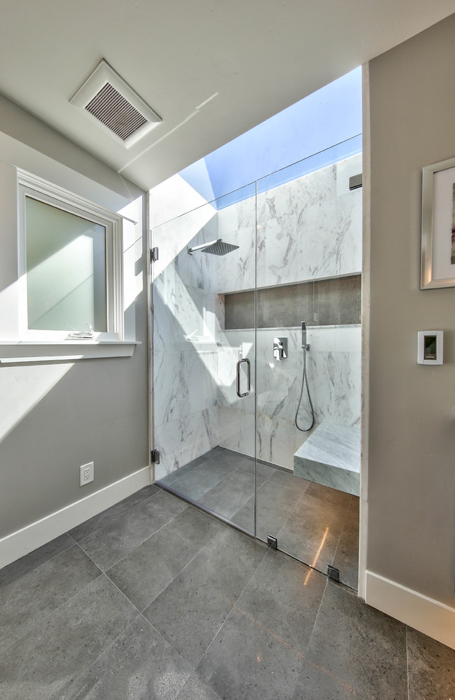 Idee per una grande stanza da bagno padronale minimal con doccia alcova, piastrelle bianche, piastrelle di marmo, pareti grigie, pavimento in cemento, pavimento grigio e porta doccia a battente
