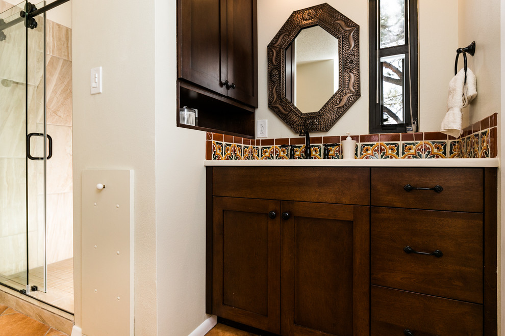 Пример оригинального дизайна: маленькая главная ванная комната в стиле неоклассика (современная классика) с фасадами в стиле шейкер, коричневыми фасадами, душем без бортиков, черно-белой плиткой, желтой плиткой, керамогранитной плиткой, белыми стенами, полом из терракотовой плитки, накладной раковиной и мраморной столешницей для на участке и в саду