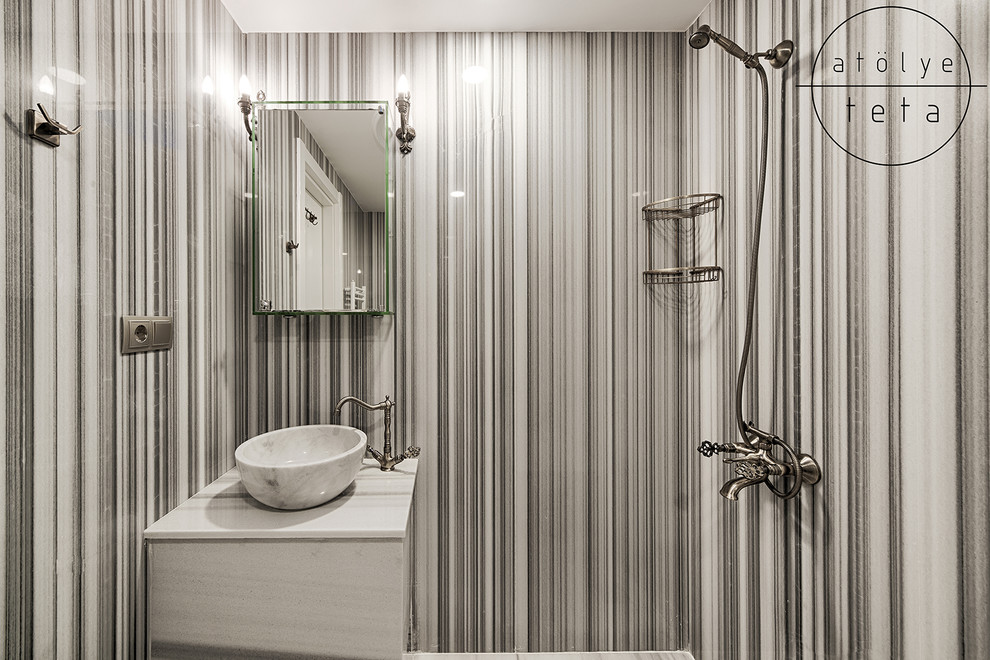 Idee per una sauna tradizionale di medie dimensioni con WC sospeso, piastrelle grigie, piastrelle di marmo, pareti grigie, pavimento in marmo, lavabo a consolle, top in marmo, pavimento grigio e top grigio