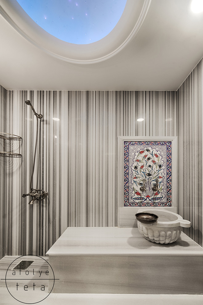 Пример оригинального дизайна: баня и сауна среднего размера в классическом стиле с инсталляцией, серой плиткой, мраморной плиткой, серыми стенами, мраморным полом, консольной раковиной, мраморной столешницей, серым полом и серой столешницей