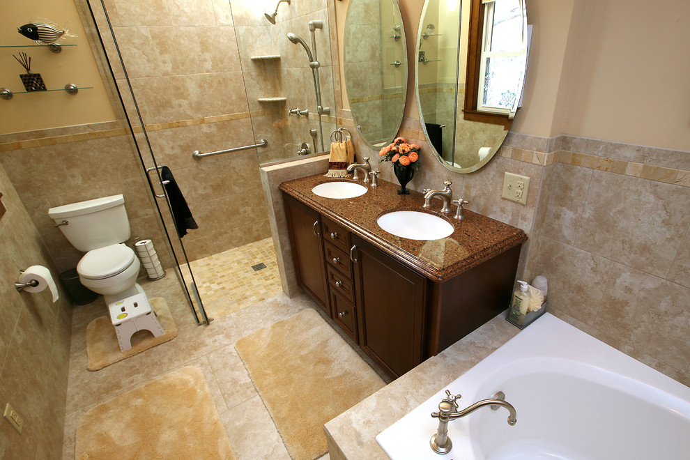 Inspiration för mellanstora moderna en-suite badrum, med skåp i shakerstil, skåp i mellenmörkt trä, bänkskiva i kvartsit och flerfärgad kakel
