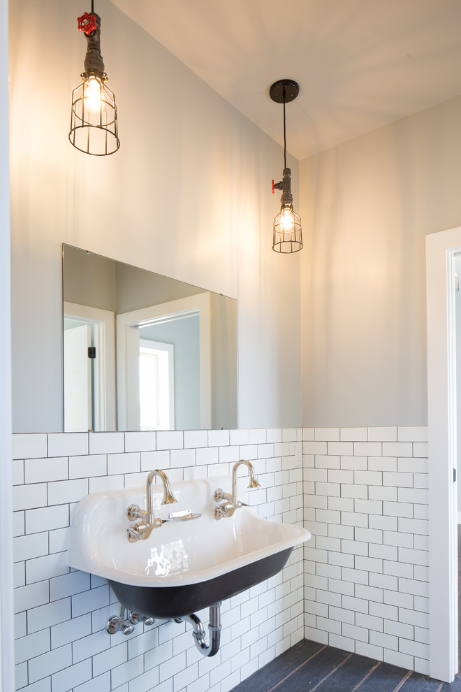 Inspiration för ett mellanstort lantligt badrum med dusch, med vit kakel, tunnelbanekakel, beige väggar, mörkt trägolv, ett väggmonterat handfat och brunt golv