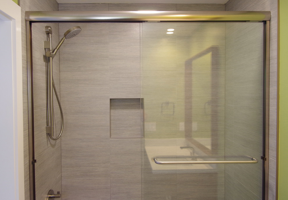 Idéer för ett litet klassiskt badrum för barn, med en dusch/badkar-kombination, grå kakel, porslinskakel och gröna väggar