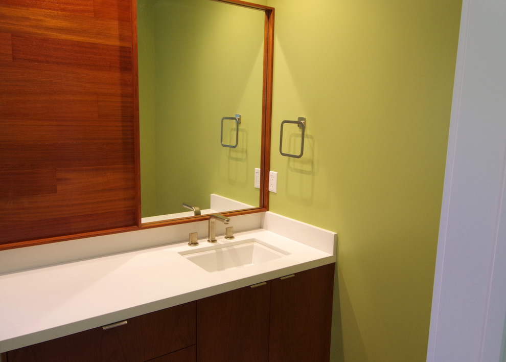 Kleines Modernes Kinderbad mit Duschbadewanne, grüner Wandfarbe, flächenbündigen Schrankfronten, hellbraunen Holzschränken, Quarzwerkstein-Waschtisch und Unterbauwaschbecken in San Francisco
