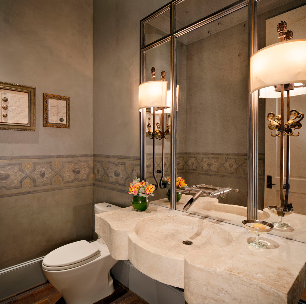 Mittelgroßes Klassisches Badezimmer mit Wandwaschbecken, beigen Fliesen, grauer Wandfarbe und hellem Holzboden in Houston
