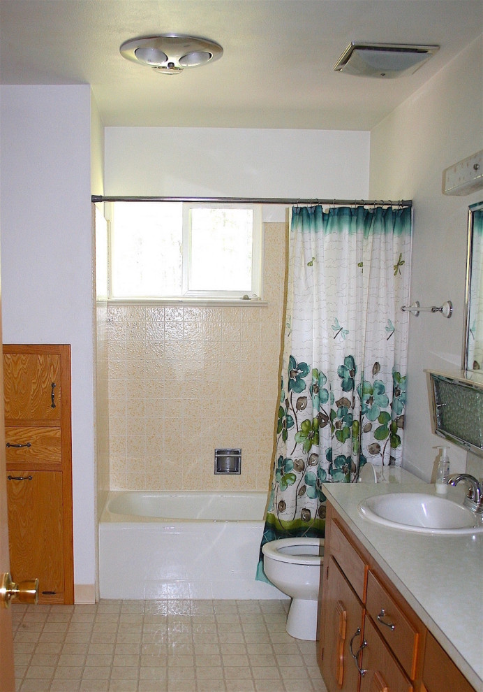 Idéer för att renovera ett mellanstort vit vitt badrum, med luckor med upphöjd panel, skåp i mellenmörkt trä, ett platsbyggt badkar, en dusch/badkar-kombination, en toalettstol med separat cisternkåpa, gul kakel, keramikplattor, vita väggar, vinylgolv, ett nedsänkt handfat, laminatbänkskiva, gult golv och dusch med duschdraperi