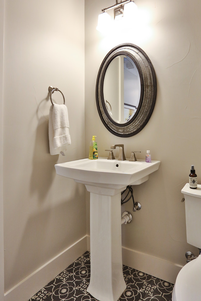 Ejemplo de cuarto de baño tradicional pequeño con sanitario de dos piezas, paredes beige, suelo de azulejos de cemento, aseo y ducha, lavabo con pedestal y suelo multicolor