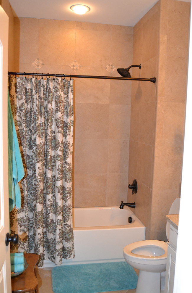 Immagine di una stanza da bagno stile rurale con ante beige, top in granito, vasca/doccia, piastrelle beige e piastrelle in ceramica