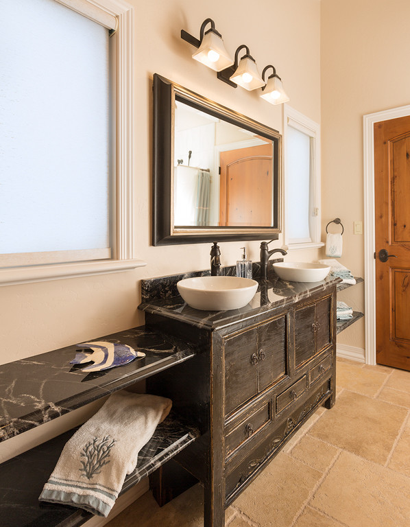 Cette image montre une salle d'eau bohème en bois foncé de taille moyenne avec un placard en trompe-l'oeil, un sol en marbre, une vasque, un plan de toilette en marbre, un sol jaune et un plan de toilette multicolore.