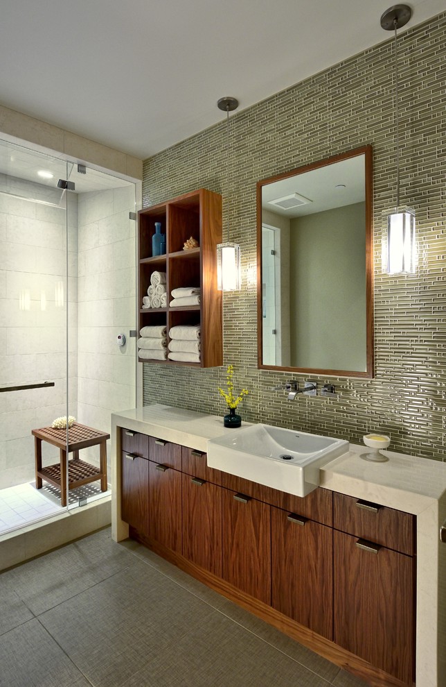Esempio di una stanza da bagno padronale rustica con ante in legno bruno, doccia alcova, ante lisce, piastrelle verdi e piastrelle a mosaico
