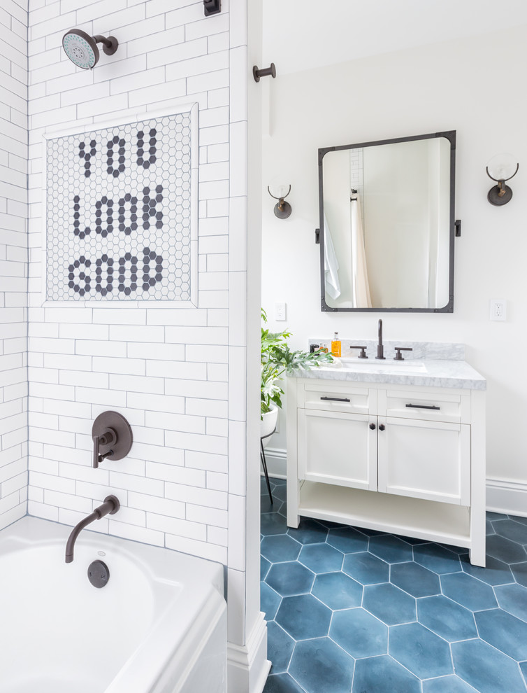 На фото: ванная комната в стиле фьюжн с фасадами в стиле шейкер, белыми фасадами, серой плиткой, разноцветной плиткой, белой плиткой, плиткой кабанчик, белыми стенами, врезной раковиной, синим полом и серой столешницей