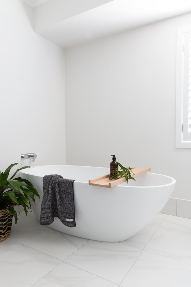 Пример оригинального дизайна: большая ванная комната в современном стиле с плоскими фасадами, белыми фасадами, отдельно стоящей ванной, угловым душем, инсталляцией, серой плиткой, керамической плиткой, серыми стенами, полом из керамической плитки, настольной раковиной и столешницей из искусственного кварца