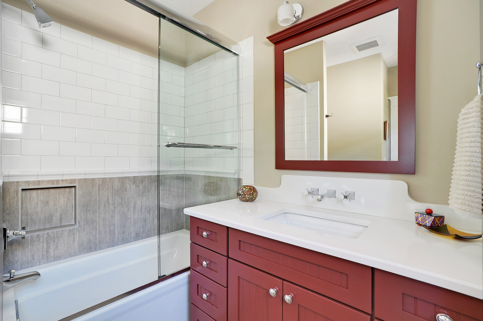Exemple d'une petite salle de bain chic avec un placard à porte affleurante, des portes de placard rouges, un plan de toilette en quartz modifié, un carrelage blanc et un mur beige.