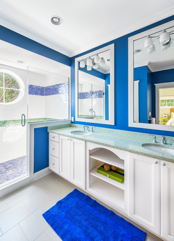 フィラデルフィアにあるビーチスタイルのおしゃれな浴室 (フラットパネル扉のキャビネット、白いキャビネット、青い壁、グリーンの洗面カウンター) の写真