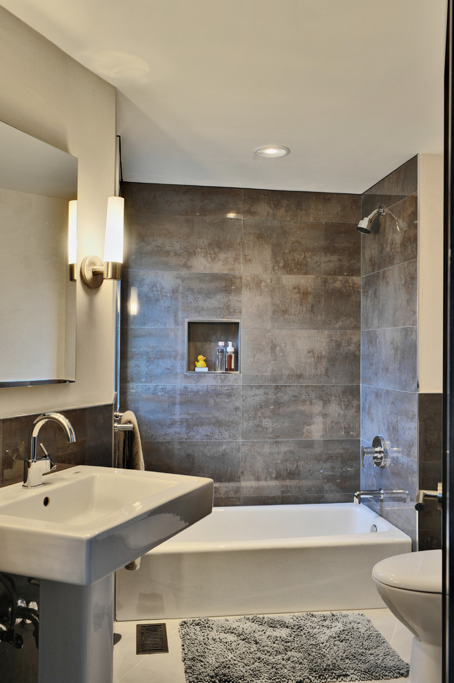 На фото: ванная комната в современном стиле с раковиной с пьедесталом